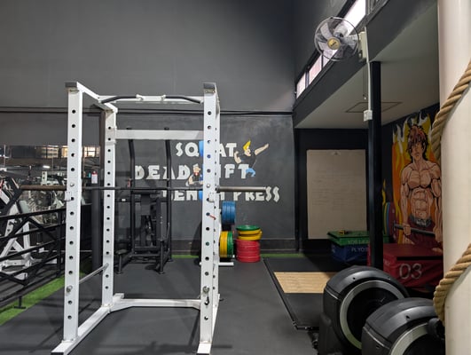 Powerlifting zone: Squat rack and Deadlift